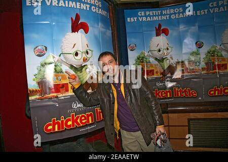 ESCLUSIVO. L'attore francese e i membri del 'Robin des Bois' Pascal Vincent partecipa alla prima francese 'Chicken Little' al ristorante Planet Hollywood di Parigi, Francia, il 4 dicembre 2005. Foto di Benoit Pinguet/ABACAPRESS.COM Foto Stock