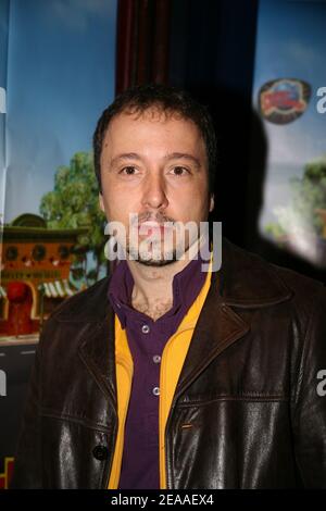 ESCLUSIVO. L'attore francese e i membri del 'Robin des Bois' Pascal Vincent partecipa alla prima francese 'Chicken Little' al ristorante Planet Hollywood di Parigi, Francia, il 4 dicembre 2005. Foto di Benoit Pinguet/ABACAPRESS.COM Foto Stock