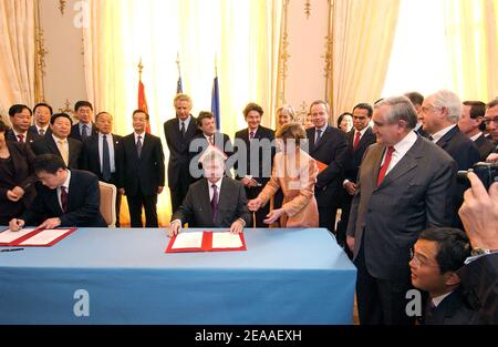 L'ex primo ministro francese Jean-Pierre Raffarin (R) si occupa di una cerimonia di firma in cui la Cina ha ordinato 150 Airbus A320, presso l'Hotel Matignon a Parigi, in Francia, il 5 dicembre 2005. Foto di Bruno Klein/ABACAPRESS.COM Foto Stock