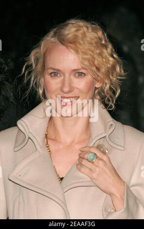 L'attrice australiana e membro del cast Naomi Watts si pone di fronte a una statua di King Kong alta 20 metri al centro di Times Square per promuovere la prima mondiale del loro nuovo film "King Kong", a New York, lunedì 5 dicembre 2005. Foto di Nicolas Khayat/ABACAPRESS.COM Foto Stock