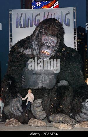 L'attrice australiana e membro del cast Naomi Watts si pone di fronte a una statua di King Kong alta 20 metri al centro di Times Square per promuovere la prima mondiale del loro nuovo film "King Kong", a New York, lunedì 5 dicembre 2005. Foto di Nicolas Khayat/ABACAPRESS.COM Foto Stock