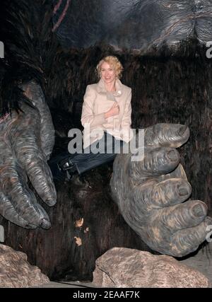 L'attrice australiana e membro del cast Naomi Watts si pone di fronte a una statua di King Kong alta 20 metri al centro di Times Square per promuovere la prima mondiale del loro nuovo film "King Kong", a New York, lunedì 5 dicembre 2005. Foto di Nicolas Khayat/ABACAPRESS.COM Foto Stock