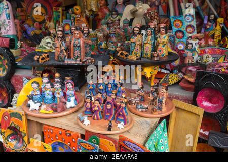 Panajachel, Lago Atitlan Guatemala souvenir al mercato. Scene di presepio fatte a mano da argilla o scolpite a mano da legno sono un popolare souvenir Guatemala Foto Stock