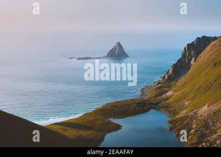 Vista aerea della costa dell'oceano e del paesaggio montano in Norvegia Bleiksoya Rock splendide destinazioni viaggio natura paesaggio esplorare le isole Vesteralen Foto Stock