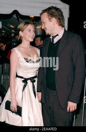 Heath Ledger, attore australiano e membro del cast, e la sua fidanzata, attrice statunitense e membro del cast Michelle Williams, si mettono in posa mentre arrivano alla prima 'Broceback Mountain' tenuta presso la Loews Lincoln Square a New York City, USA, martedì 6 dicembre 2005. Foto di Nicolas Khayat/ABACAPRESS.COM Foto Stock