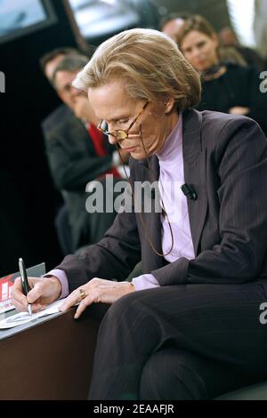 La presentatrice francese Christine Ockrent durante il suo talk show "France Europe Express" è stata trasmessa sul canale televisivo France 3, a Parigi, in Francia, il 6 dicembre 2005. Oggetto del processo di Outreau nel quale 13 imputati sono stati accusati ingiustamente di pedofilia. Foto di Mehdi Taamallah/ABACAPRESS.COM Foto Stock