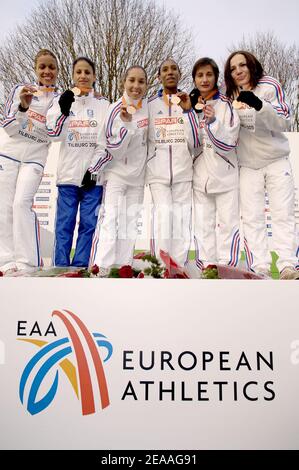 Le donne francesi Senior team con Latifa Essarokh, Fatiha Klilech-Fauvel, Yamna Oubohou, Maria Martins, Christelle Daunay e Julie Coulaud si piazzano al terzo posto durante il 12° CAMPIONATO europeo di Cross Country, SVOLTOSI a Tilburg, Paesi Bassi, il 11 dicembre 2005. Foto di Nicolas Gouhier/CAMELELON/ABACAPRESS.COM Foto Stock