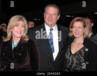 'L'ex vice presidente al Gore con sua moglie Tipper e sua figlia Karenna si pongono insieme quando arrivano a ''le tre sepolture di Melquiades Estrada' in anteprima tenuta al teatro di Parigi a New York, lunedì 12 dicembre 2005. Foto di Nicolas Khayat/ABACAPRESS.COM' Foto Stock