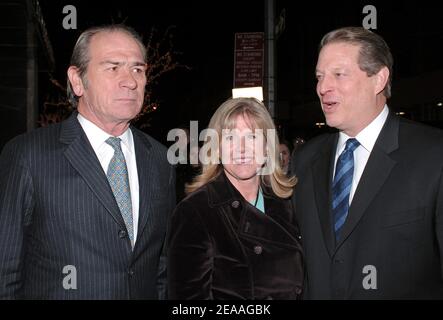 L'attore e regista americano Tommy Lee Jones e l'ex vice presidente al Gore e sua moglie Tipper si pongono insieme quando arrivano alla prima "le tre sepolture di Melquiades Estrada" tenutasi al teatro di Parigi a New York, lunedì 12 dicembre 2005. Foto di Nicolas Khayat/ABACAPRESS.COM Foto Stock