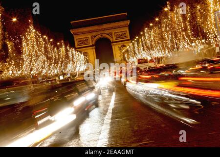 Illustrazione dell'illuminazione di Natale su Avenue Champs-Elysees e Place Vendome a PŠris, Francia il 13 dicembre 2005. Foto di Mehdi Taamallah/ABACAPRESS.COM Foto Stock