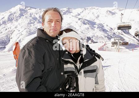 La vera TV francese Marjolaine e il ragazzo Marco sulle piste della stazione sciistica Les Menuires nelle Alpi francesi durante i 'Trofei della comunicazione' il 14 dicembre 2005. Foto di Laurent Zabulon/ABACAPRESS.COM. Foto Stock