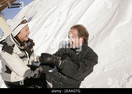 La vera TV francese Marjolaine e il ragazzo Marco sulle piste della stazione sciistica Les Menuires nelle Alpi francesi durante i 'Trofei della comunicazione' il 14 dicembre 2005. Foto di Laurent Zabulon/ABACAPRESS.COM. Foto Stock