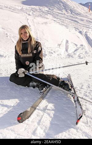 ESCLUSIVO. Miss France 2006 Alexandra Rosenfeld sciare durante i 'Trofei della comunicazione' che si sono tenuti nella località sciistica di Les Menuires, Francia, il 15 dicembre 2005. Foto di Laurent Zabulon/ABACAPRESS.COM Foto Stock