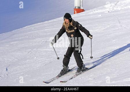 ESCLUSIVO. Miss France 2006 Alexandra Rosenfeld sciare durante i 'Trofei della comunicazione' che si sono tenuti nella località sciistica di Les Menuires, Francia, il 15 dicembre 2005. Foto di Laurent Zabulon/ABACAPRESS.COM Foto Stock