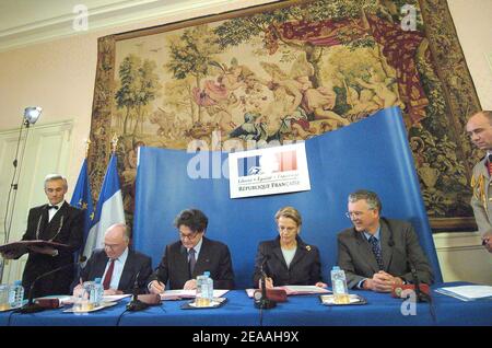 (L-R) Jean-Marie Poimboeuf (costruttore militare di proprietà statale), ministro francese dell'economia, delle finanze e dell'industria Thierry Breton, ministro della difesa Michele Alliot-Marie e presidente e CEO di Thales Denis Ranque durante una conferenza stampa congiunta all'Hotel de Brienne di Parigi il 15 dicembre 2005, In cui hanno firmato una dichiarazione d'intenti congiunta al fine di combinare le attività navali francesi di Thales e DCN all'interno di DCN e l'acquisizione da parte di Thales di una partecipazione del 25% in DCN. Foto di Bruno Klein/ABACAPRESS.COM Foto Stock