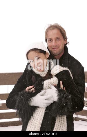 La vera TV francese Marjolaine e il fidanzato Marco posano alla stazione sciistica Les Menuires nelle Alpi francesi durante i 'Trofei della comunicazione' il 16 dicembre 2005. Foto di Laurent Zabulon/ABACAPRESS.COM. Foto Stock