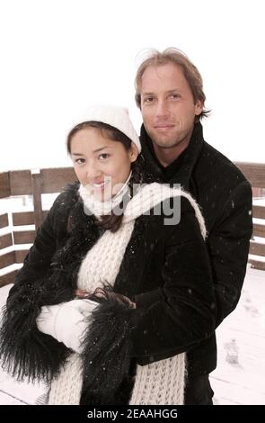 La vera TV francese Marjolaine e il fidanzato Marco posano alla stazione sciistica Les Menuires nelle Alpi francesi durante i 'Trofei della comunicazione' il 16 dicembre 2005. Foto di Laurent Zabulon/ABACAPRESS.COM. Foto Stock