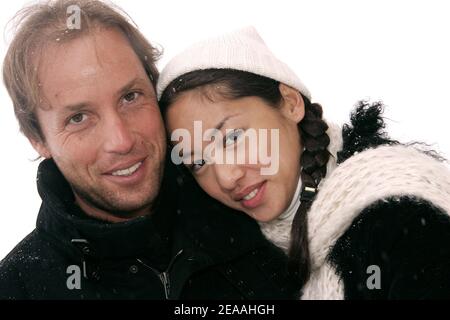 La vera TV francese Marjolaine e il fidanzato Marco posano alla stazione sciistica Les Menuires nelle Alpi francesi durante i 'Trofei della comunicazione' il 16 dicembre 2005. Foto di Laurent Zabulon/ABACAPRESS.COM. Foto Stock