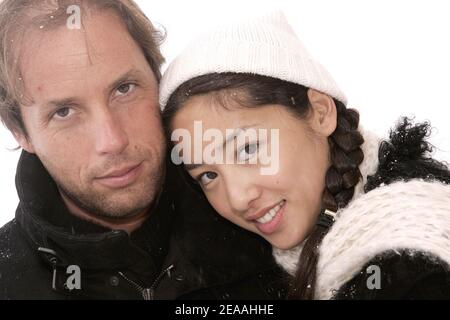 La vera TV francese Marjolaine e il fidanzato Marco posano alla stazione sciistica Les Menuires nelle Alpi francesi durante i 'Trofei della comunicazione' il 16 dicembre 2005. Foto di Laurent Zabulon/ABACAPRESS.COM. Foto Stock