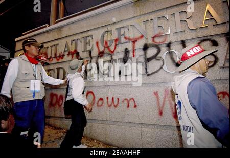 I manifestanti sudcoreani dipingono il segno del Consolato USA a Hong Kong in continua protesta venerdì 16 dicembre 2005 contro la sesta Conferenza ministeriale dell'OMC in questa ex colonia britannica. Gli attivisti hanno protestato quotidianamente contro le Wto Foto Stock