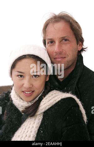 La vera TV francese Marjolaine e il fidanzato Marco posano alla stazione sciistica Les Menuires nelle Alpi francesi durante i 'Trofei della comunicazione' il 16 dicembre 2005. Foto di Laurent Zabulon/ABACAPRESS.COM. Foto Stock