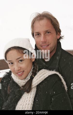 La vera TV francese Marjolaine e il fidanzato Marco posano alla stazione sciistica Les Menuires nelle Alpi francesi durante i 'Trofei della comunicazione' il 16 dicembre 2005. Foto di Laurent Zabulon/ABACAPRESS.COM. Foto Stock