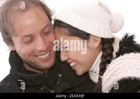 La vera TV francese Marjolaine e il fidanzato Marco posano alla stazione sciistica Les Menuires nelle Alpi francesi durante i 'Trofei della comunicazione' il 16 dicembre 2005. Foto di Laurent Zabulon/ABACAPRESS.COM. Foto Stock