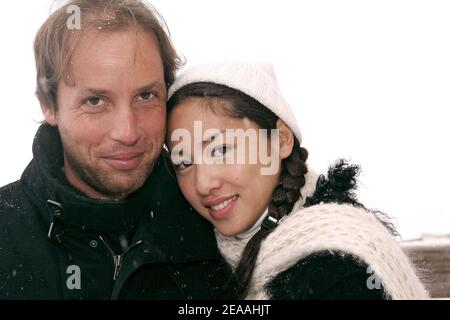 La vera TV francese Marjolaine e il fidanzato Marco posano alla stazione sciistica Les Menuires nelle Alpi francesi durante i 'Trofei della comunicazione' il 16 dicembre 2005. Foto di Laurent Zabulon/ABACAPRESS.COM. Foto Stock