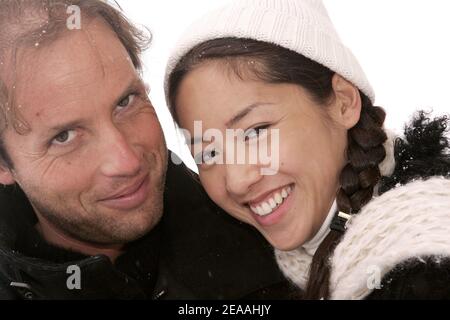 La vera TV francese Marjolaine e il fidanzato Marco posano alla stazione sciistica Les Menuires nelle Alpi francesi durante i 'Trofei della comunicazione' il 16 dicembre 2005. Foto di Laurent Zabulon/ABACAPRESS.COM. Foto Stock