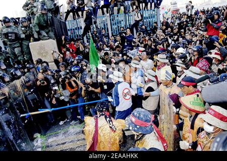 Gli agricoltori sudcoreani si scontrano con la polizia di Hong Kong al di fuori del Centro Convegni di Hong Kong, dove i delegati si incontreranno alla sesta conferenza ministeriale dell'Organizzazione mondiale del commercio il 17 dicembre 2005. I sudcoreani sono stati preminenti tra demo Foto Stock