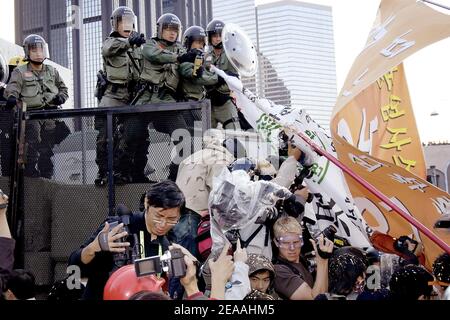 Gli agricoltori sudcoreani si scontrano con la polizia di Hong Kong al di fuori del Centro Convegni di Hong Kong, dove i delegati si incontreranno alla sesta conferenza ministeriale dell'Organizzazione mondiale del commercio il 17 dicembre 2005. I sudcoreani sono stati preminenti tra demo Foto Stock