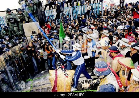 Gli agricoltori sudcoreani si scontrano con la polizia di Hong Kong al di fuori del Centro Convegni di Hong Kong, dove i delegati si incontreranno alla sesta conferenza ministeriale dell'Organizzazione mondiale del commercio il 17 dicembre 2005. I sudcoreani sono stati preminenti tra demo Foto Stock