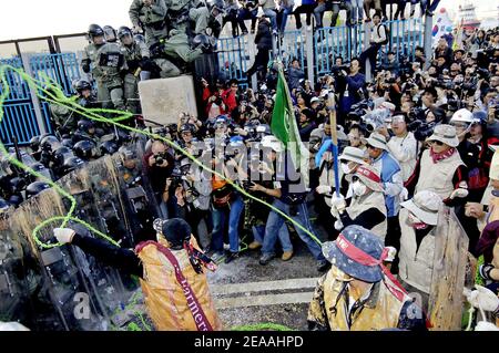 Gli agricoltori sudcoreani si scontrano con la polizia di Hong Kong al di fuori del Centro Convegni di Hong Kong, dove i delegati si incontreranno alla sesta conferenza ministeriale dell'Organizzazione mondiale del commercio il 17 dicembre 2005. I sudcoreani sono stati preminenti tra demo Foto Stock