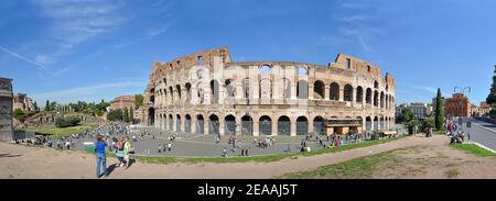 Panorama dell'esterno del Colosseo a Roma, Italia Foto Stock