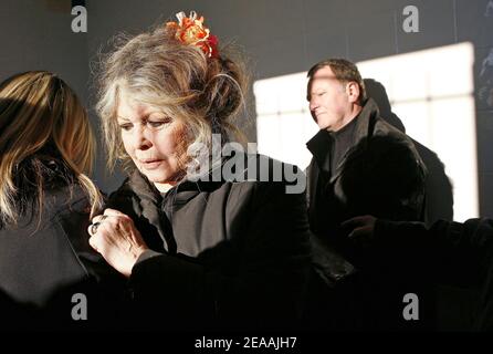 La leggenda del cinema francese Brigitte Bardot, ora feroce difensore degli animali, visita un centro di protezione degli animali a Nizza, nel sud della Francia, il 28 dicembre 2005, dove furono portati cani ungheresi trovati su camion illegali. I 146 giovani cani sono stati scoperti dalla polizia francese durante un controllo di pattuglia su misura nelle Alpi Marittime mentre esportati dall'Ungheria alla Spagna su traffico illegale. Foto di ABACAPRESS.COM Foto Stock