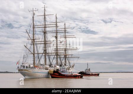 Due rimorchiatori che aiutano Kaiwo Maru a lasciare il molo, Steveston, British Columbia Foto Stock