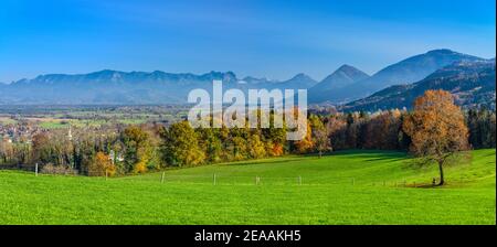 Germania, Baviera, alta Baviera, quartiere Rosenheim, Bad Feilnbach, distretto Aich, vista di Au vicino Bad Aibling verso le Alpi Chiemgau e Mangfall Mountains Foto Stock