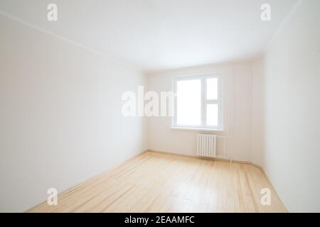Camera bianca vuota con finestra. Foto Stock
