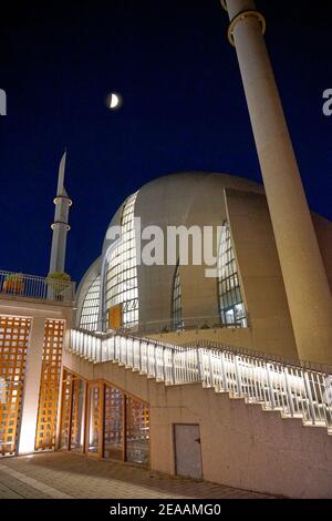 Germania, Nord Reno-Westfalia, Colonia, Köln-Ehrenfeld, DITIB moschea centrale, in serata, illuminato, luna Foto Stock