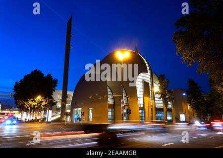 Germania, Nord Reno-Westfalia, Colonia, Colonia-Ehrenfeld, DITIB moschea centrale, traffico, in serata Foto Stock