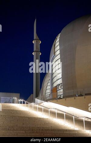 Germania, Nord Reno-Westfalia, Colonia, Koeln-Ehrenfeld, DITIB moschea centrale, in serata, illuminato Foto Stock