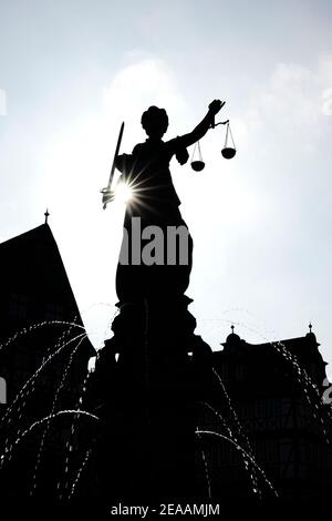 Germania, Hessen, Francoforte, città vecchia, Römerberg, Fontana di Giustizia, Justitia, silhouette Foto Stock