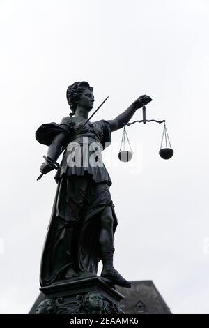 Germania, Hessen, Francoforte, città vecchia, Römerberg, Fontana di Giustizia, Justitia, silhouette Foto Stock