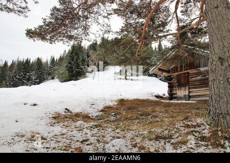 Escursione invernale a Luttensee vicino a Mittenwald, Werdenfelser Land, alta Baviera, Baviera, Germania meridionale, Germania, Europa, fienile vi invita a riposare Foto Stock