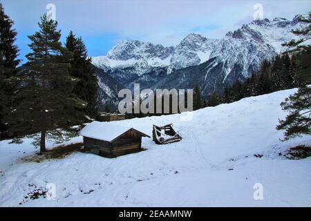 Escursione invernale a Luttensee nei pressi di Mittenwald, Werdenfelser Land, alta Baviera, Baviera, Germania meridionale, Germania, Europa, fienile di fronte ai Monti Karwendel Foto Stock