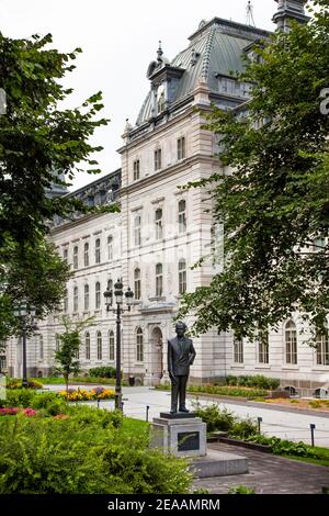 L'edificio del Parlamento del Quebec con una statua di Adelard Godbout Foto Stock