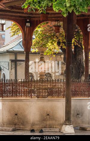 Bella fontana Sadrvan situato nel cortile di Gazi Husrev Moschea Begova con soffitto in legno decorato Foto Stock