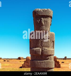 Ponce sacerdote monolito statua a Tiwanaku vicino a la Paz, Bolivia. Foto Stock