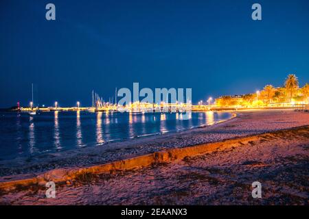 Spiaggia con la città di Colonia de Sant Jordi Foto Stock