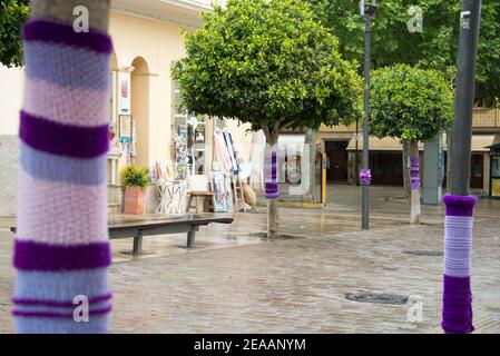 Tronco di albero lavorato a maglia con lana al posto Foto Stock